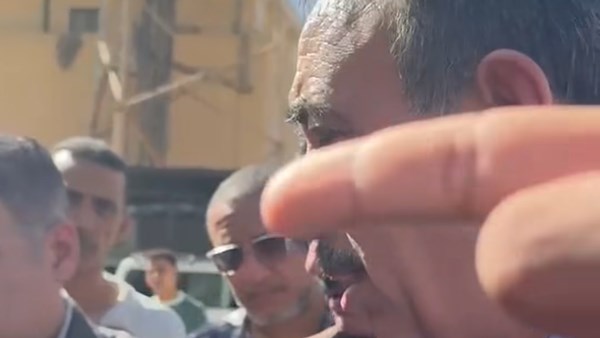 أخدوا مني الفرش.. محافظ سوهاج يأمر بتوفير كشك بديل لسيدة وأولادها