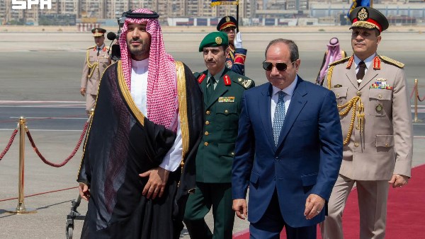 عاجل.. الرئيس السيسي يستقبل محمد بن سلمان في مطار القاهرة