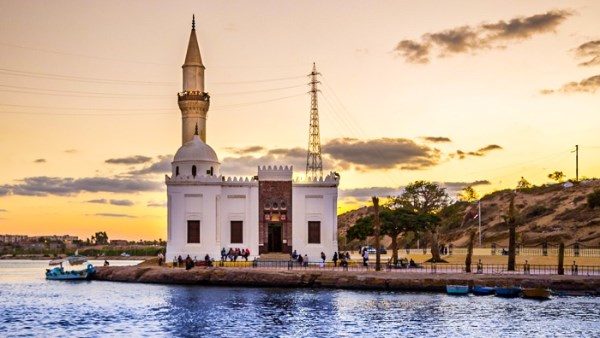 محافظ البحيرة تكشف تفاصيل تطوير رشيد وإقامة 9 محطات لمياه الشرب