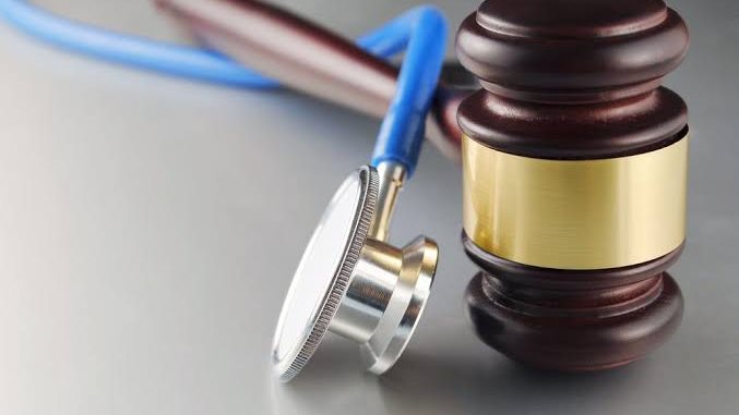 بعد تحرك البرلمان.. كيف يواجه القانون إقامة منشآت طبية بدون ترخيص