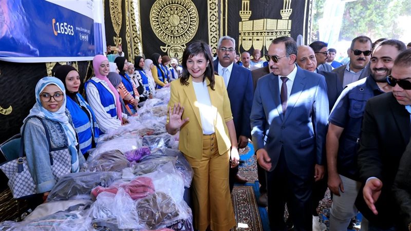 محافظ سوهاج ونبيلة مكرم يتفقدان القافلة الطبية الشاملة للتحالف الوطني