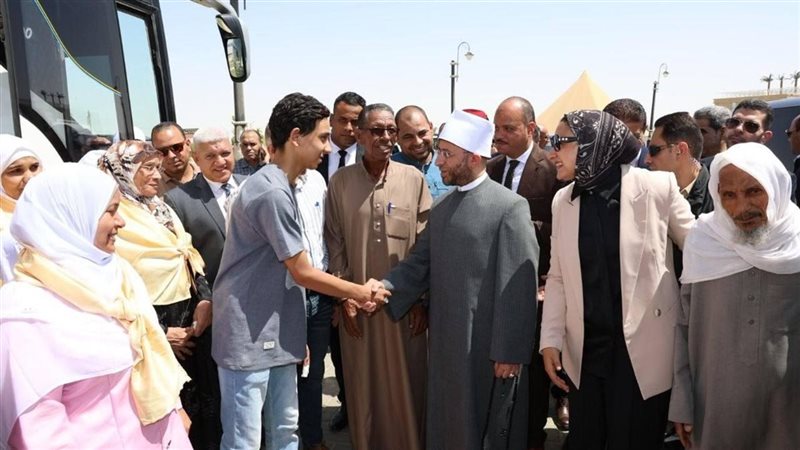 وزير الأوقاف ومحافظ الوادي الجديد يودعان أوائل الثانوية المتجهين لأداء مناسك العمرة