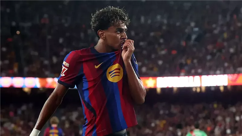 حمزة عبد الكريم بديلًا، برشلونة يتقدم على ليفانتي 2-0 بالشوط الأول