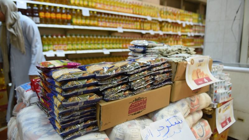 السكر بـ25 والزيت بـ50 جنيها، إقبال كبير على مبادرة خفض الأسعار بالمجمعات الاستهلاكية