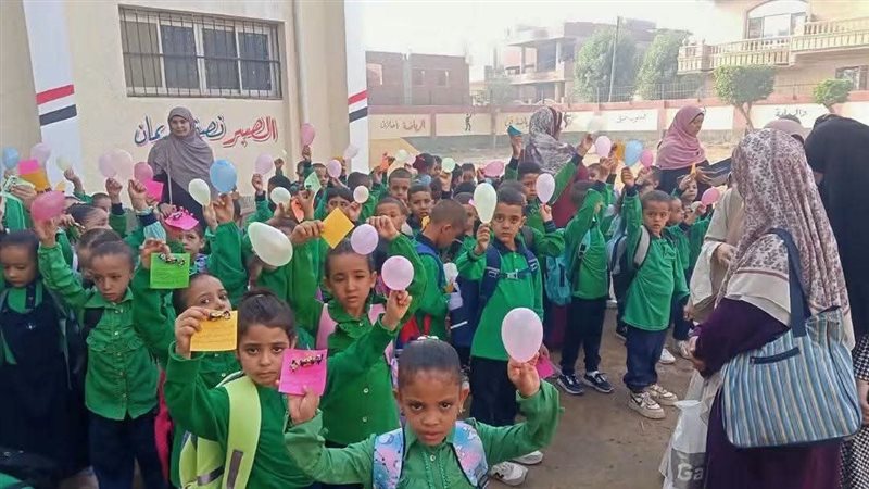 الانضباط أولا، جولة مفاجئة لمدير إدارة الصف التعليمية في أول أيام الدراسة (صور)