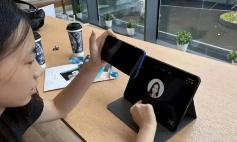 بلا خبرة برمجية.. طفلة صينية تربح 2600 دولار في 3 أيام بفضل الذكاء الاصطناعي
