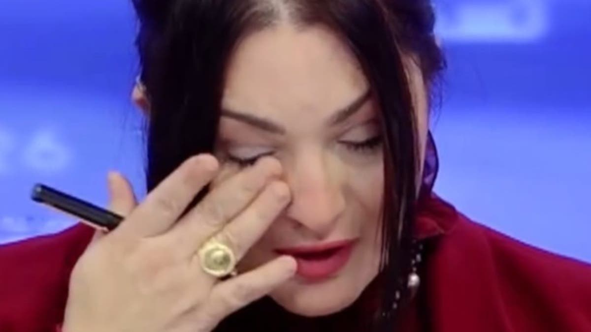 مذيعة جزائرية تنهار على الهواء مباشرة بعد إعلان وفاة الطفل أيوب