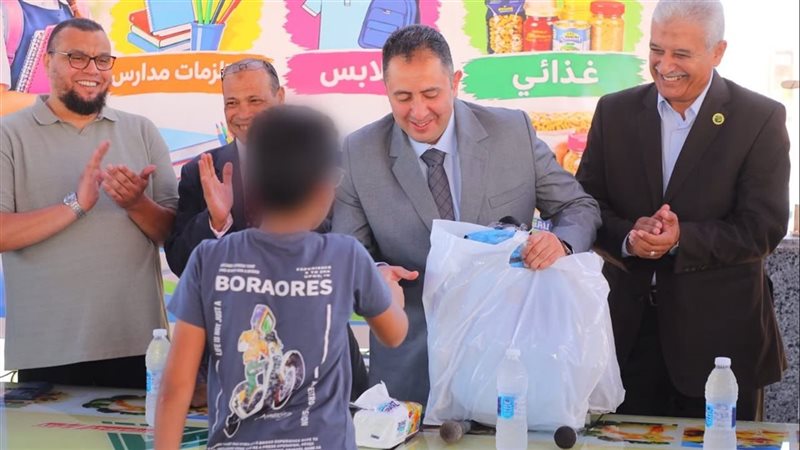 محافظ دمياط يشهد توزيع 750 شنطة مدرسية وملابس للطلاب الأيتام والأسر الأولى بالرعاية