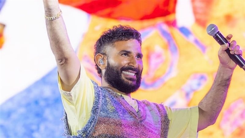 أحمد سعد يدرب جمهور حفله بأبو ظبي على رقصة أغنية “سيري بينا يا دنيا” (فيديو)