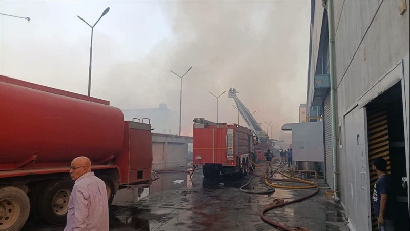 5 ساعات من الرعب في العبور.. الدفع بـ 30 سيارة إطفاء للسيطرة على حريق ضخم بمصنع كرتون.. النيران تمتد لمصنع ملابس مجاور والفرق الأمنية والحماية المدنية تنقذ الموقف