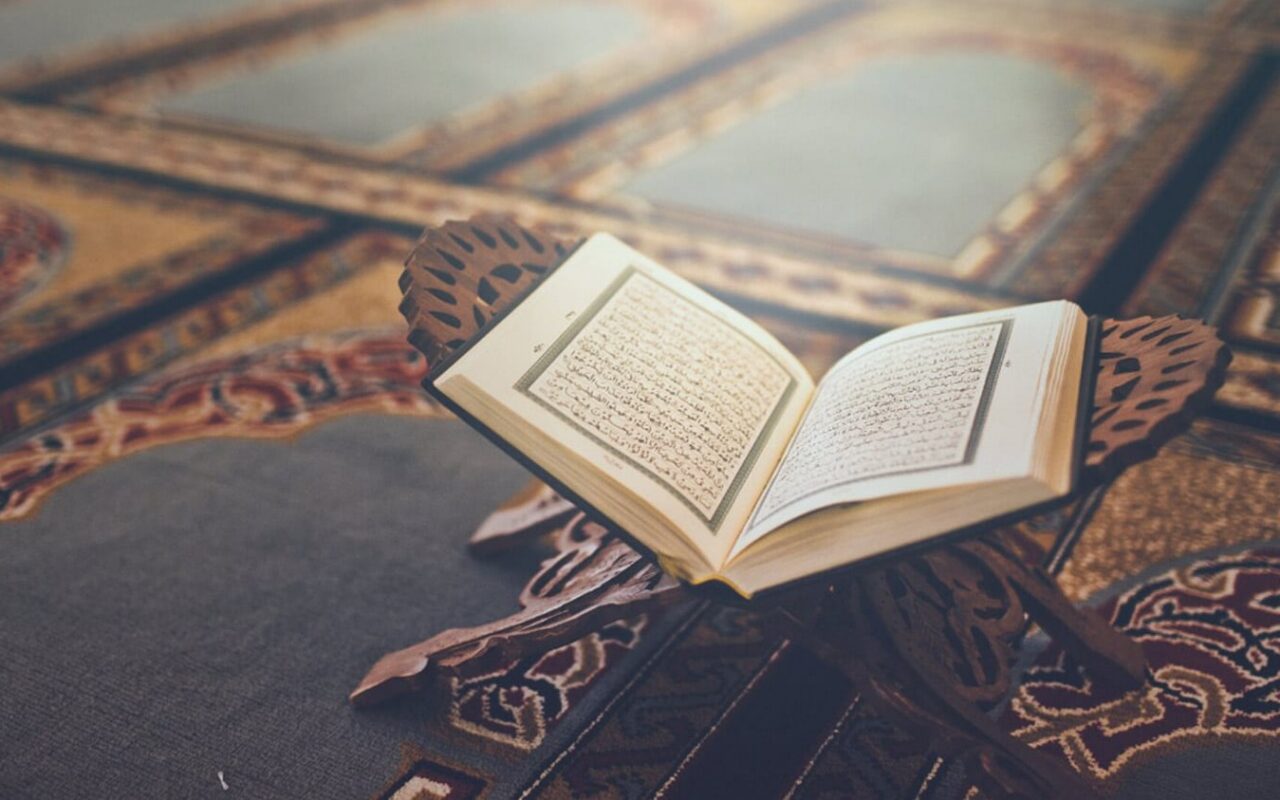 حكم قراءة القرآن بسرعة أو أثناء الاستلقاء وعلى جنابة.. دار الإفتاء توضح