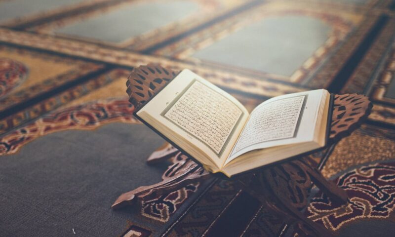 حكم قراءة القرآن بسرعة أو أثناء الاستلقاء وعلى جنابة.. دار الإفتاء توضح