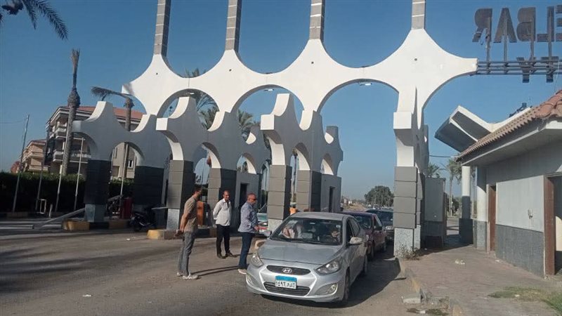رئيس “رأس البر” يتفقد انتظام العمل بالبوابة الرئيسية للمدينة