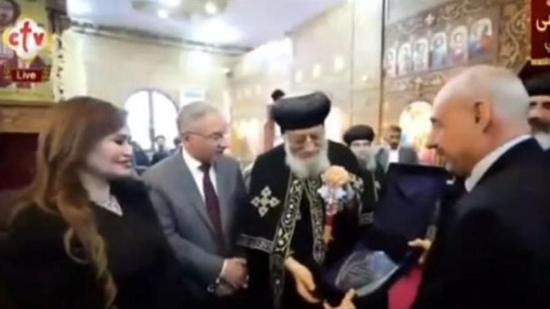 قيادات وفدية تكرم البابا تواضروس خلال احتفالات افتتاح أديرة وكنائس بالمنيا (صور)