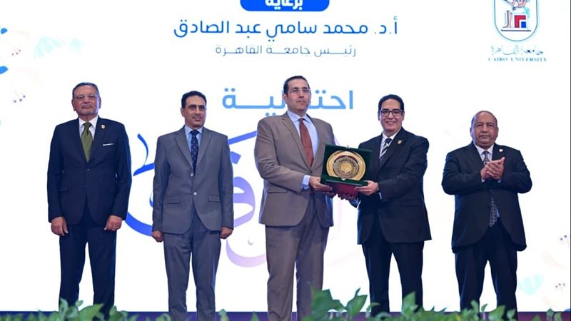 احتفاءً بمسيرته، تكريم رئيس الجامعة المصرية للتعلم الإلكتروني الأهلية بيوم الوفاء