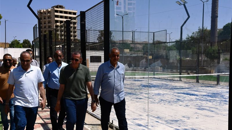 محافظ أسوان يتابع وضع اللمسات النهائية لمشروع ملاعب البادل بحديقة مدكور أبو العز (صور)