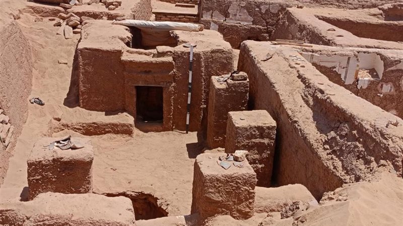 اكتشاف أثري جديد بالوادي الجديد، مقبرة هرمية من العصر الروماني بواحة الداخلة