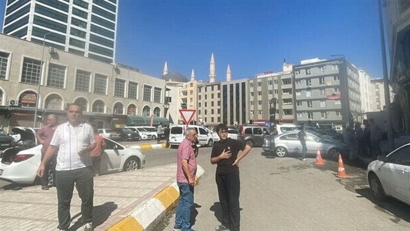 أصابهم الرعب وهربوا إلى الشوارع، اللحظات الأولى لزلزال تركيا تصيب السكان بالفزع (فيديو)