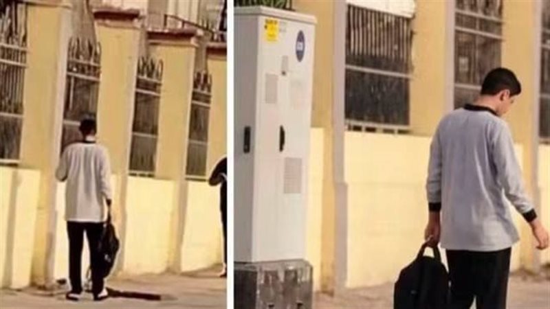 طردوه من المدرسة بسبب الشبشب، طفل يقف خلف السور ينادي زملاءه “ارجع بيتك.. أنت فقير”