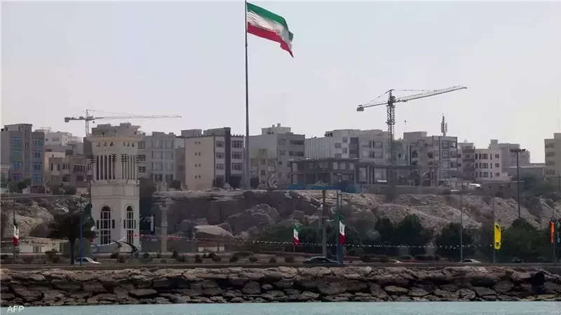 مقتل شخص وإصابة 3 في استهداف سفينة إيرانية قبالة جزيرة قشم