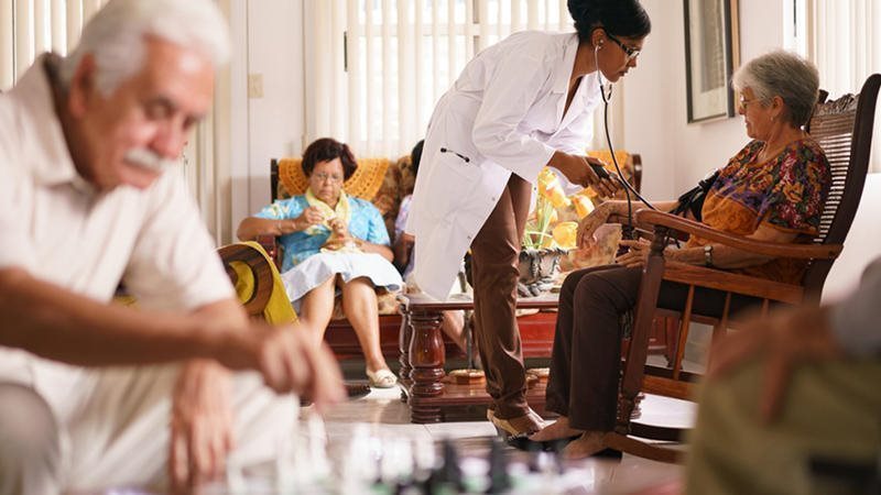 رسوم تصل لـ 100 ألف، تفاصيل ترخيص مؤسسات رعاية المسنين وفقا للقانون