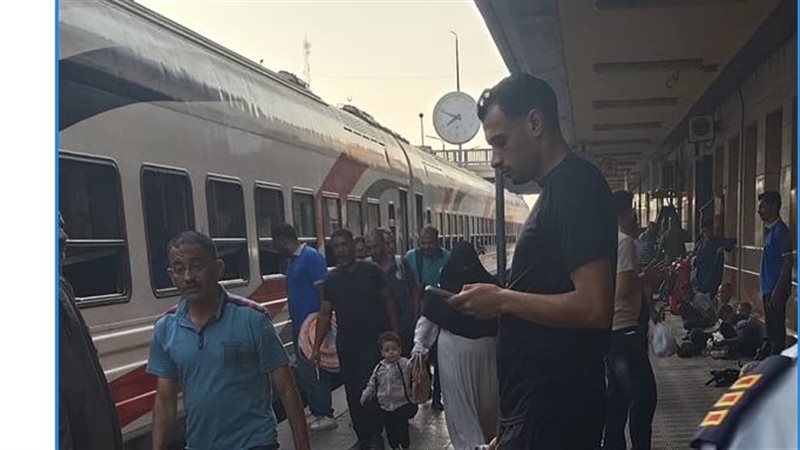 القطارات واقفة والركاب على آخرهم، استياء بمحطة أسيوط بعد توقف الحركة بسبب حادث العياط (صور)