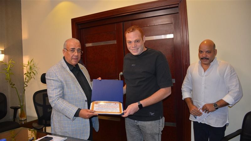 شركة المترو تكرم صراف تذاكر بمحطة كلية الزراعة نظير أمانته