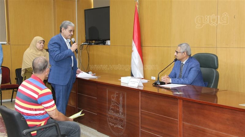 محافظ بني سويف يعاود بحث شكاوى ومطالب المواطنين في اللقاء الأسبوعي المفتوح