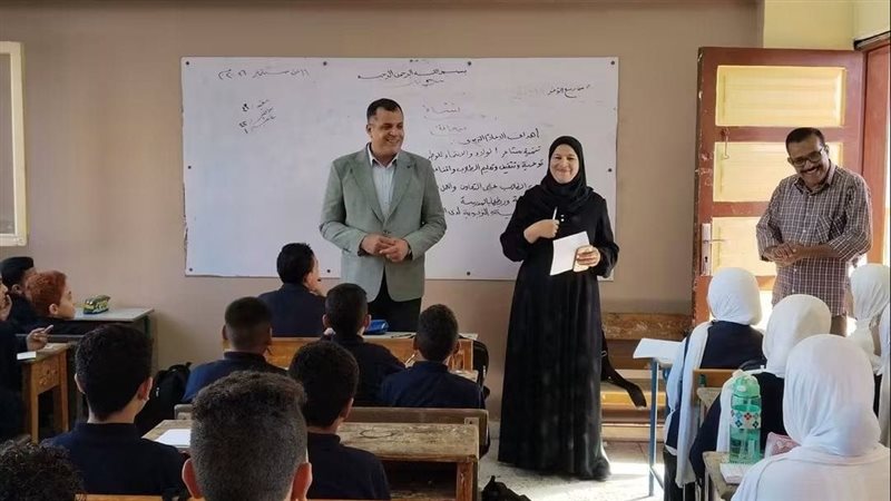مدير تعليم دمياط يتابع انتظام الدراسة ويجري حوارا مع طلاب مدارس عزبة البرج