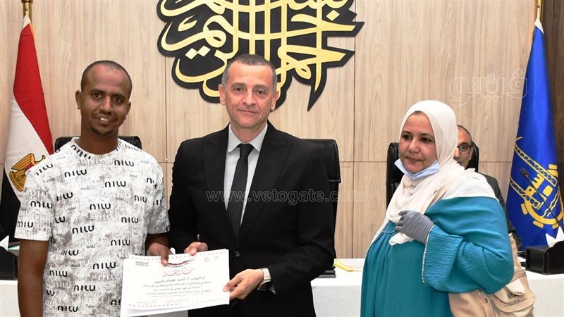 محافظ أسوان يكرم سائق توكتوك بعد نشر جريدة التايمز قصة أمانته