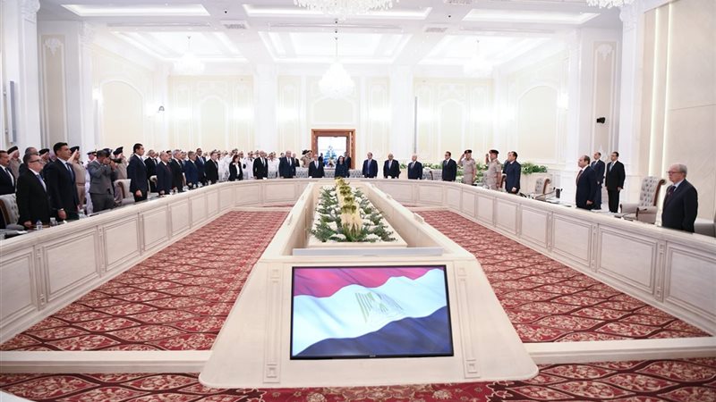 6 صور ترصد تفاصيل اجتماع الرئيس السيسي مع مجلسي الوزراء والمحافظين