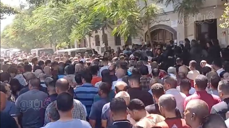 في جنازة حاشدة، أهالي طنطا يشيعون جثمان ضحية الغدر والنيابة تحتجز المتهم (صور)