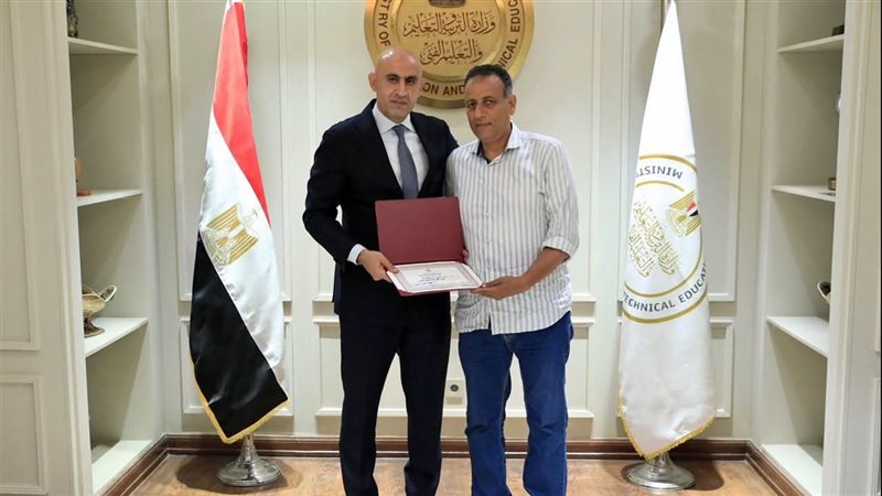 مدير مدرسة برقطا عن لقاء وزير التعليم: “طلب مني الجلابية وقالي سيبك من اللي حصل” (فيديو)