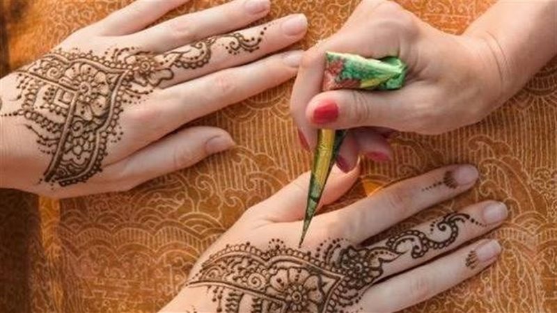 تفسير رؤية الحناء في المنام وعلاقتها بالتخلص من المشكلات