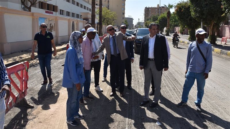 محافظ الأقصر يتفقد أعمال الرصف ورفع كفاءة الطرق بشوارع المدينة