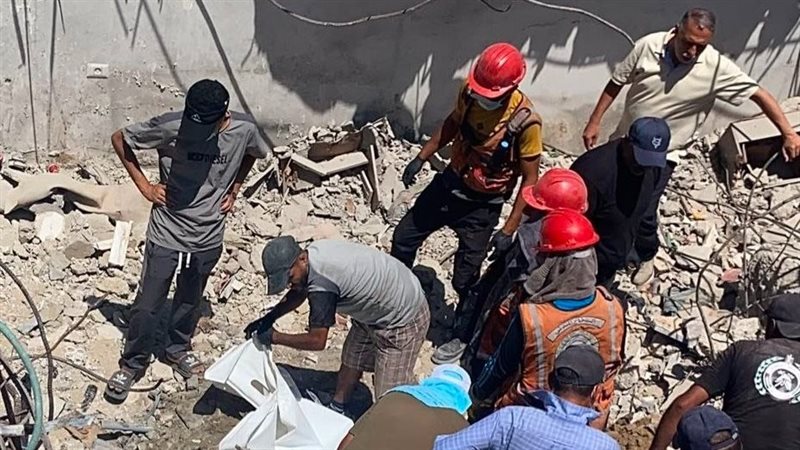 انتشال جثامين 55 شهيدا من تحت أنقاض منزل في حي الزيتون بغزة
