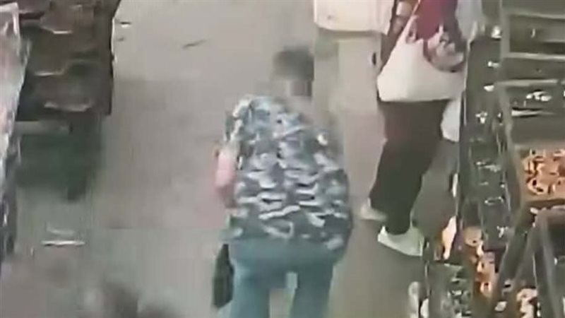 بعد ظهور وجهه في مقطع، متهم بسرقة 10 آلاف جنيه في حلوان يعيد الأموال لصاحبها (فيديو وصور)
