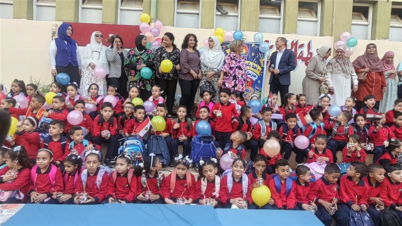 انطلاق العام الدراسي بأسيوط.. الأطفال يتفاعلون مع أغنية لـ”عمرو دياب” في أول يوم (فيديو)