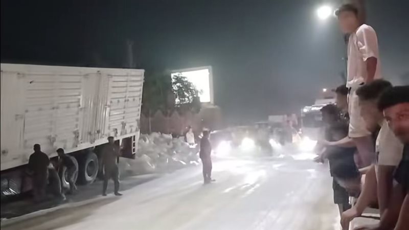 رفع آثار انقلاب سيارة نقل محملة بالسماد وإعادة فتح طريق القاهرة ميت غمر (صور)