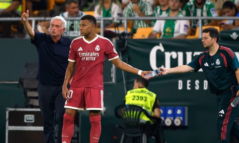 مورينيو يهاجم لاعبي ريال مدريد: “سُذّج” تم التلاعب بهم