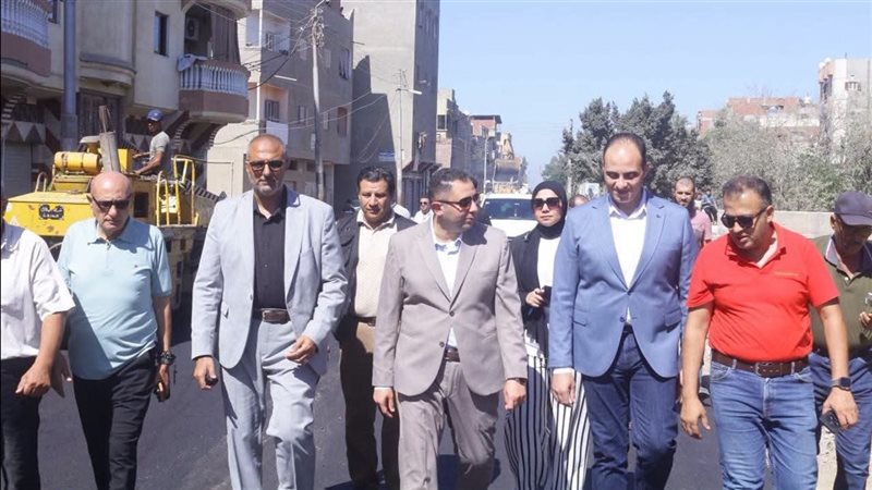 محافظ دمياط يتابع أعمال رصف طريق السوالم واستكمال المسافة حتى كفر المنزلة