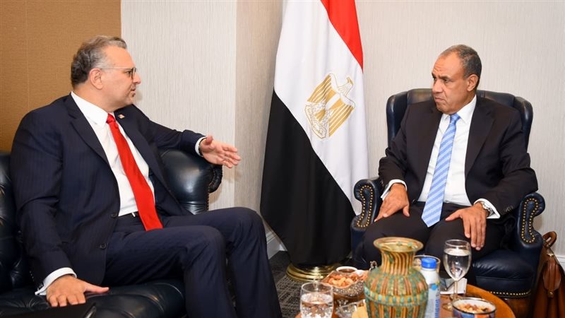 وزير الخارجية يلتقى مع كبير مستشاري الرئيس الأمريكي للشئون العربية والأفريقية