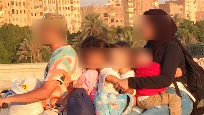 أسرة كاملة على موتوسيكل والقانون يسمح باثنين، فهل نعاقب.. أم نحمي أرواحهم؟