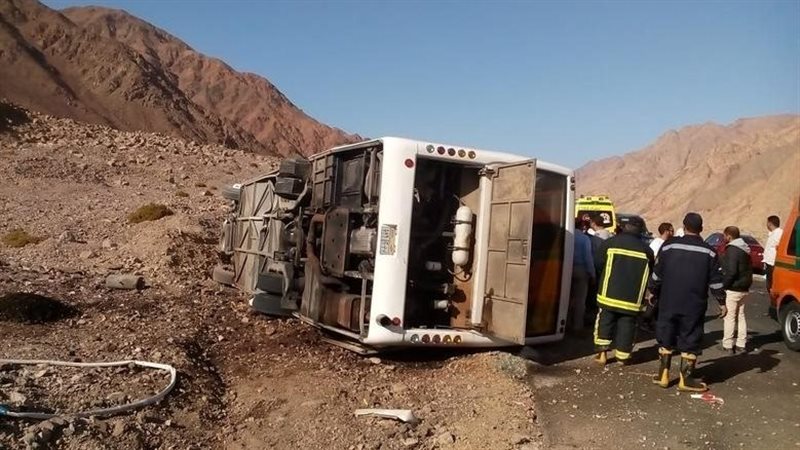 مصرع 16 شخصا وإصابة 28 آخرين في انقلاب أتوبيس بطريق (دهب – نويبع) والصحة تدفع بـ 20 سيارة إسعاف