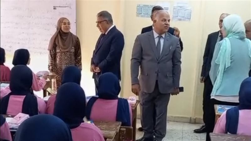 محافظ الدقهلية لطلاب مدرسة المنصورة لغات: التربية قبل التعليم والالتزام بالأخلاق مسؤولية وطنية