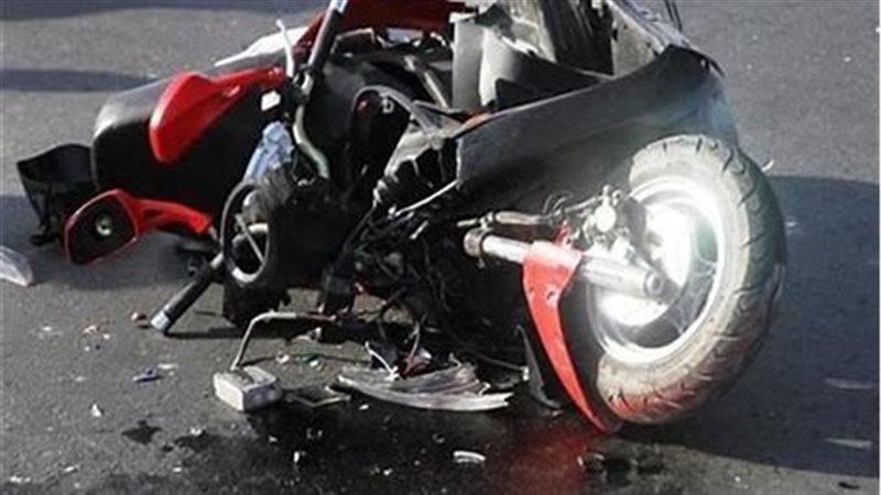مصرع شخص وإصابة آخر إثر انقلاب دراجة نارية أعلى الطريق بالتجمع