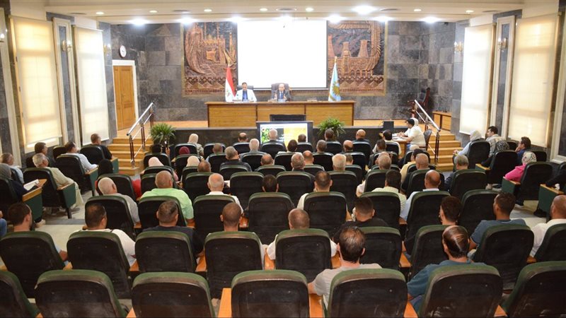 محافظ الغربية يلتقي منتجي العنب ومصنعي الزبيب ويوجه بتذليل المعوقات أمامهم