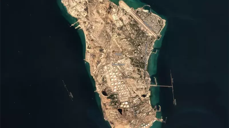 جزيرة خرج الإيرانية في مرمى التهديد، انفجارات قرب الشريان النفطي وتلويح بسيناريوهات الاستنزاف