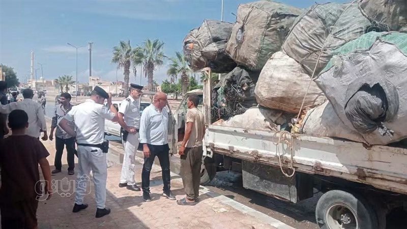 ضبط سيارة محملة بالخردة عند مدخل مدينة مطروح