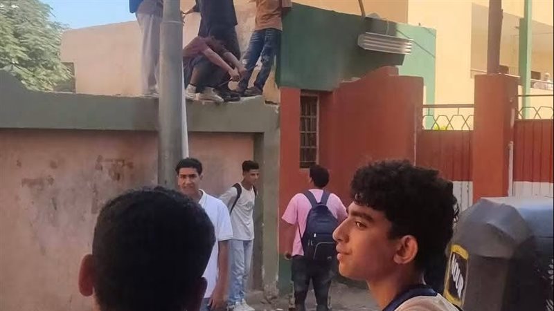 طلاب أعلى سور مدرسة شبين القناطر الثانوية للبنات، والتعليم: جارٍ تحديد هويتهم واتخاذ الإجراءات اللازمة